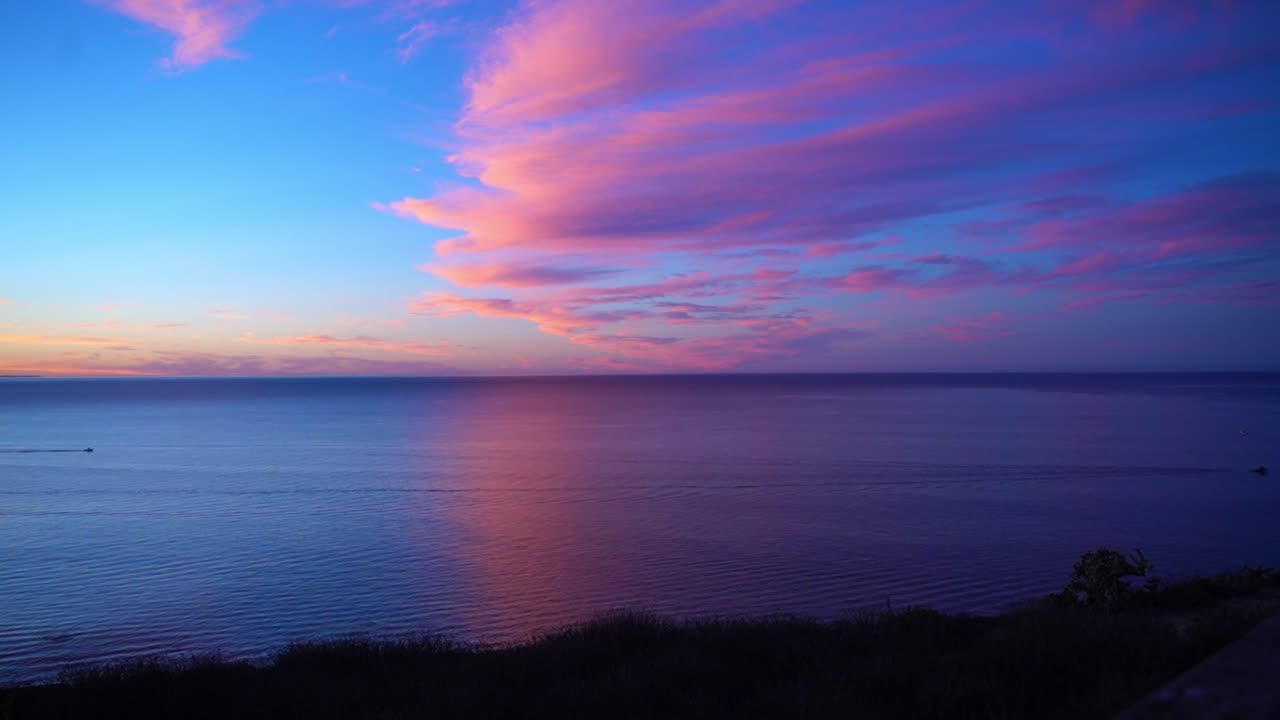 해가 뜨면 바다 위의 분홍색 구름