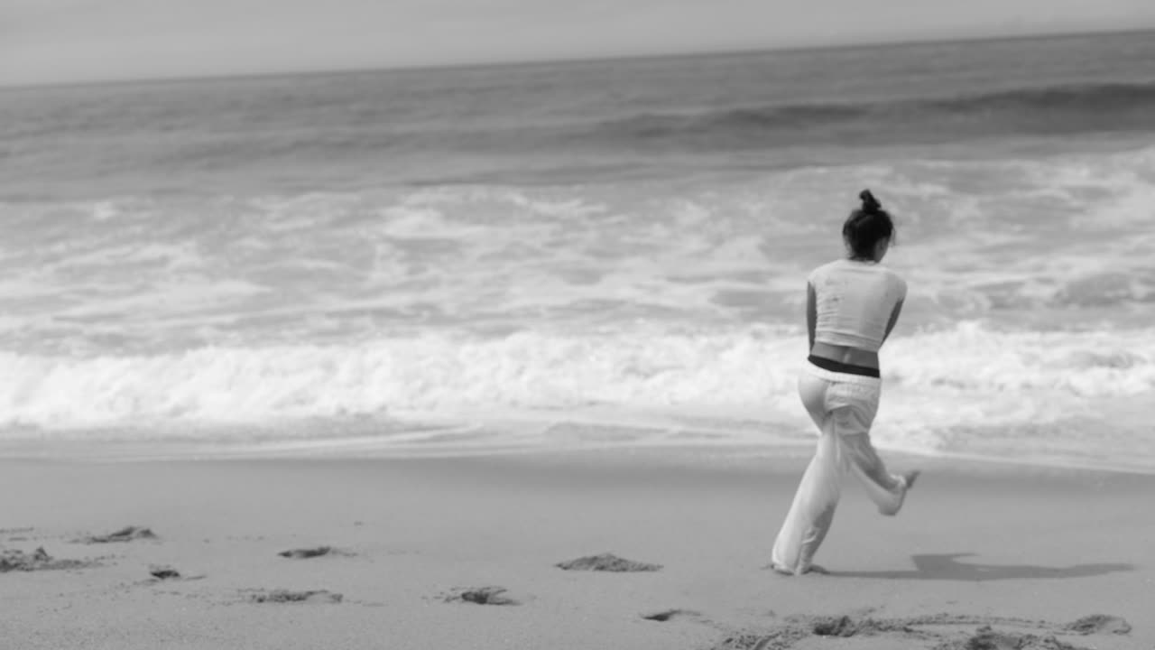 Wanita di Pantai