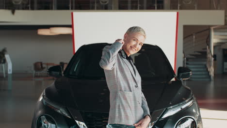 mujer feliz celebrando la compra de un coche nuevo