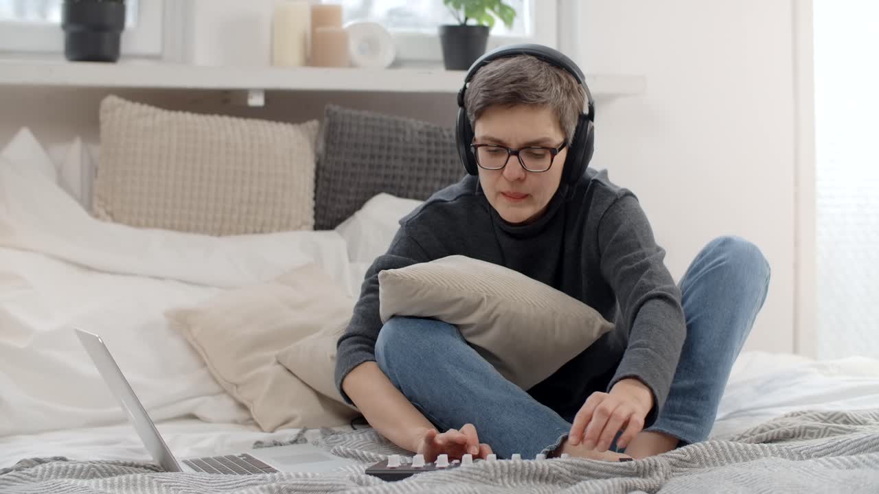Žena tvořící hudbu doma