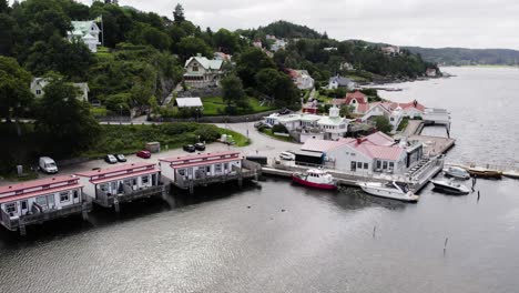 alojamiento frente al mar adyacente a restaurantes de mariscos en ljungskile, bohuslan, suecia