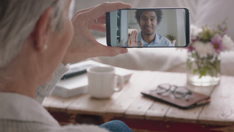 mujer madura haciendo video chat usando un teléfono inteligente madre sorda hablando con su hijo con lenguaje de señas disfrutando de la conversación con la familia en el teléfono móvil comunicación con discapacidad auditiva
