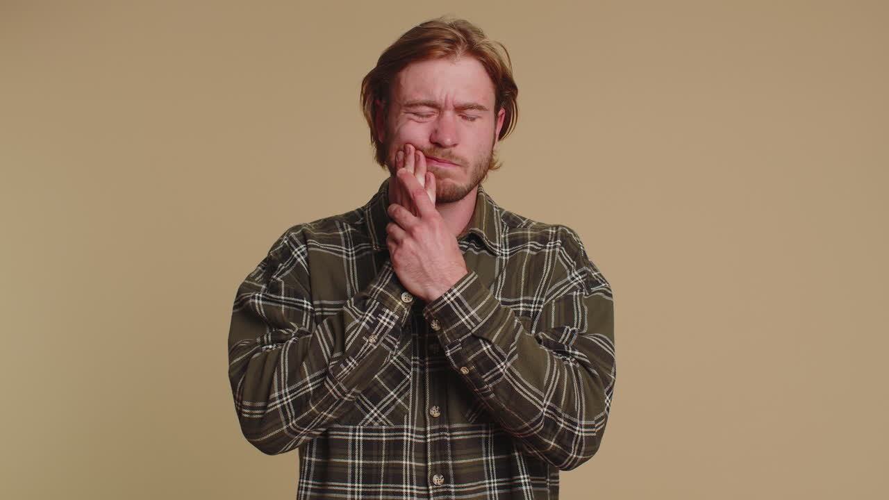 치아 통증, 구 ⁇  또는  ⁇ 염으로 고통 받는 남자가 치과 의사의 약속을 기다리고 있습니다.