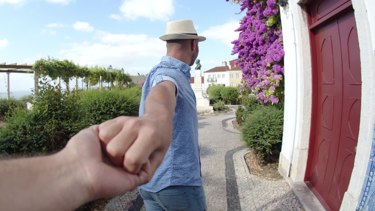 공공 정원에서 행복한 동성애 남자의 샷을 따라와