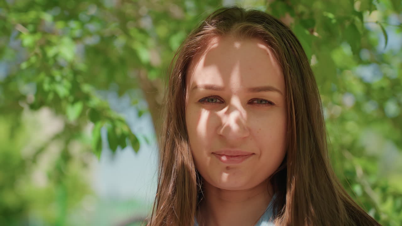 señora elegante y segura de sí misma, modelos femeninas con gafas de sol modernas bajo la sombra de un árbol, mujer segura de sí misma que muestra una actitud a la moda mientras está de pie en un entorno sombreado al aire libre con gafas de sol