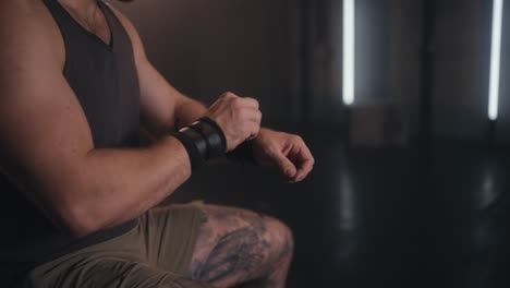 hombre preparándose para el entrenamiento con envoltura de muñeca
