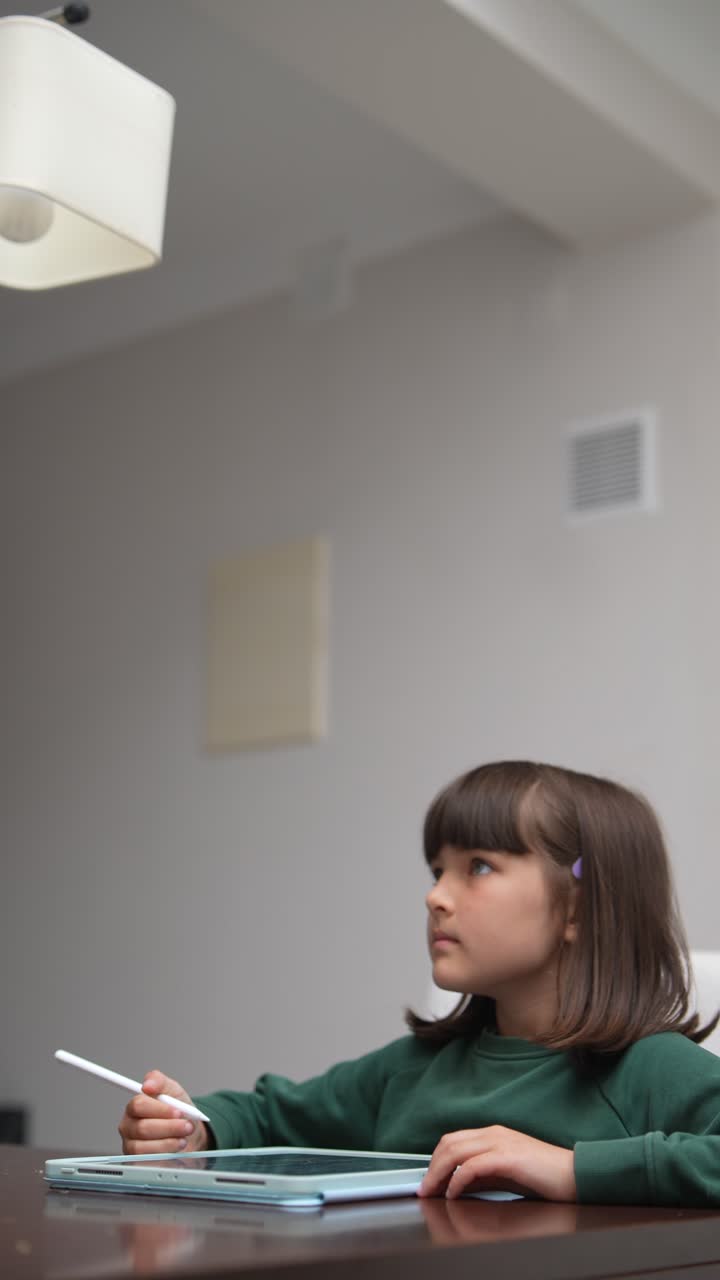 Ragazza che usa un tablet digitale per disegnare
