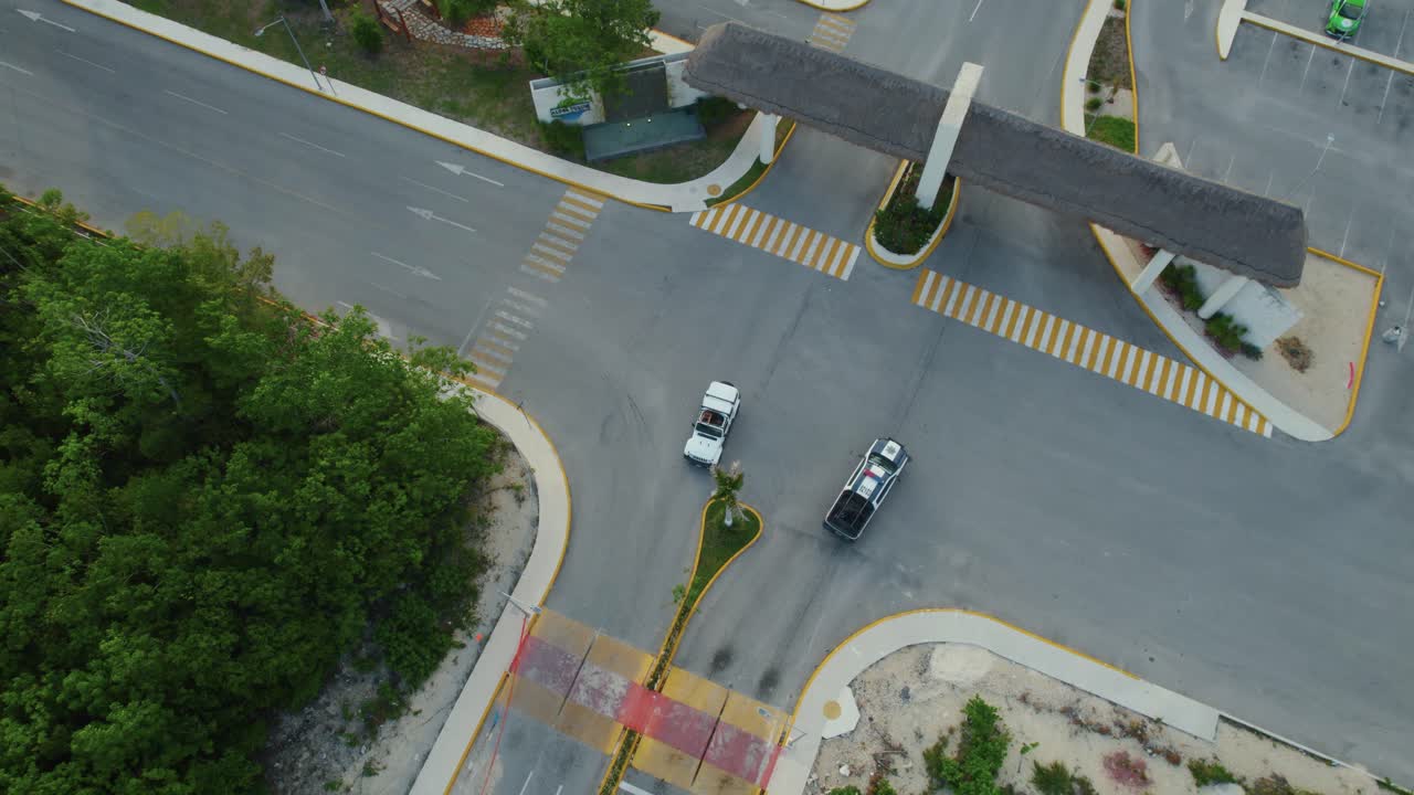 vista de drone 4k de una intersección de vehículos en el paraíso tropical de tulum, méxico