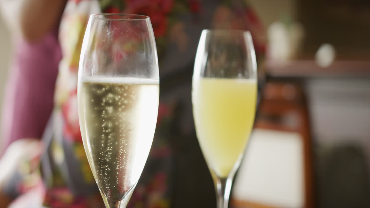 샴페인 피리 유리에서 천천히 떠오르는 반짝이는 거품