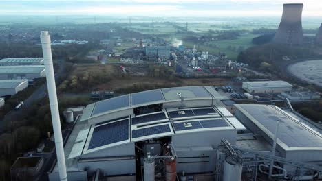 Fábrica-De-Energía-Verde-Solar-Futurista-En-La-Azotea-En-Un-Campo-Rural-Brumoso-Mañana-Vista-Aérea-De-Cerca-Para-Alejar-El-Tiro