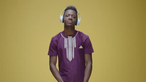 hombre escuchando música con auriculares