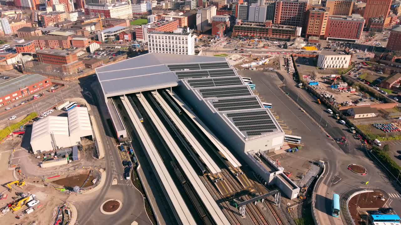 Myötäpäivään pyörivä ilmakuva Grand Central -asemasta Belfastin kaupungin keskustassa, Pohjois-Irlannissa, Iso-Britanniassa. Tuotettu 4K-tarkkuudella, 60 kuvaa sekunnissa ja Rec709-väreillä.