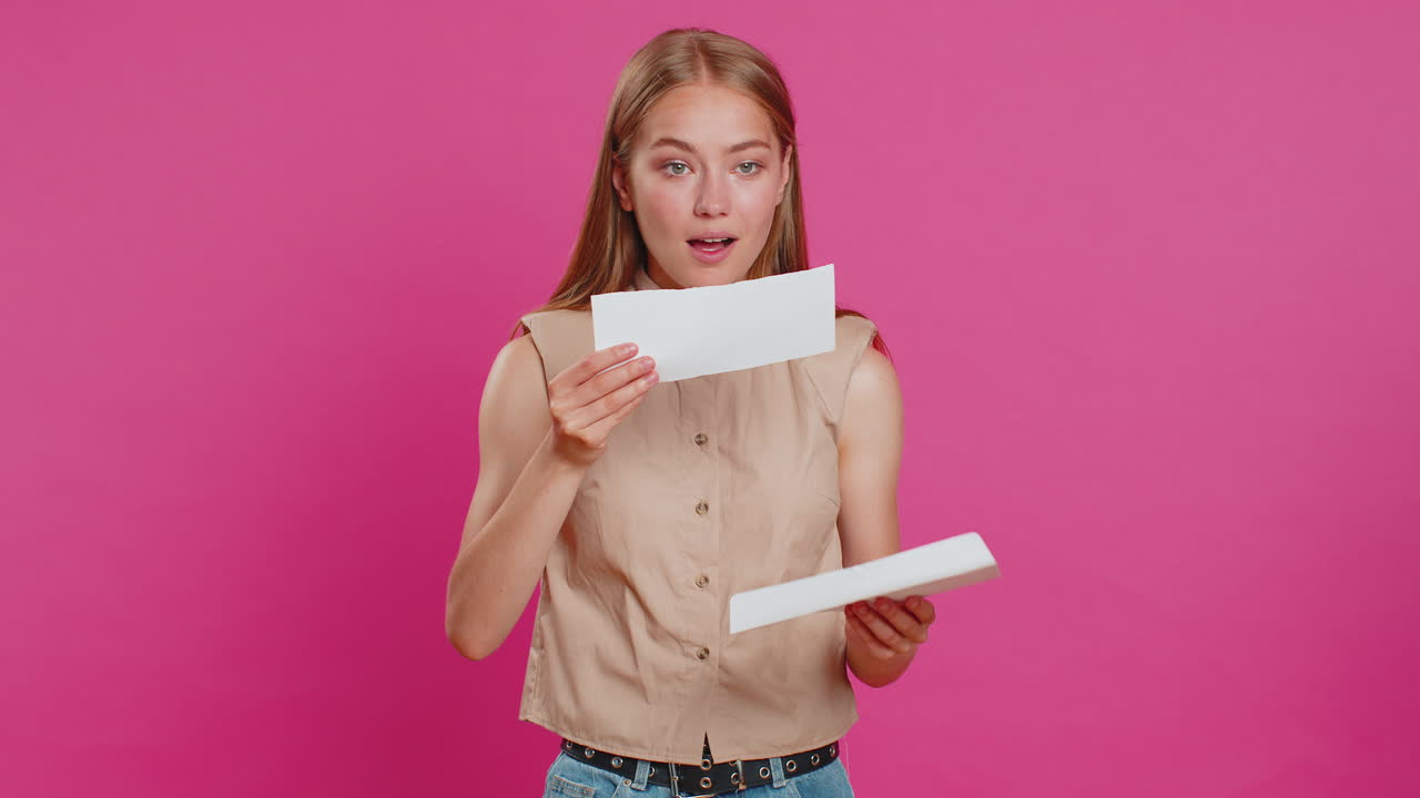 행복한 젊은 여성은 봉투를 열고 편지를 꺼내서 읽고, 은행 대출을 승인하고, 좋은 소식, 상, 승리를 얻습니다.