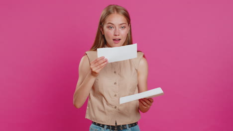 mujer joven feliz abrir sobre sacar carta lee, préstamo bancario aprobar, grandes noticias, premio, ganar