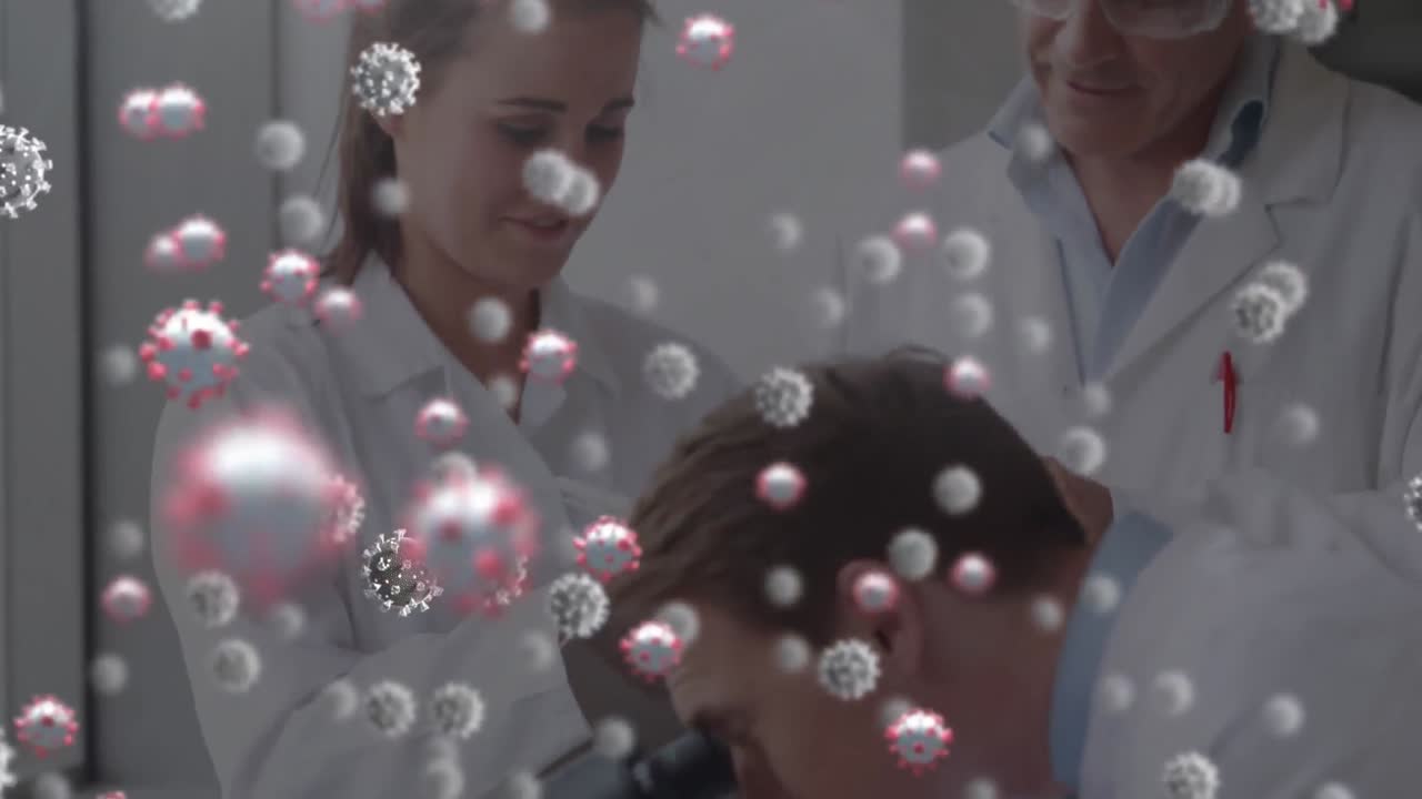 Animación de células 3D de COVID-19 flotando sobre científicos usando un microscopio.