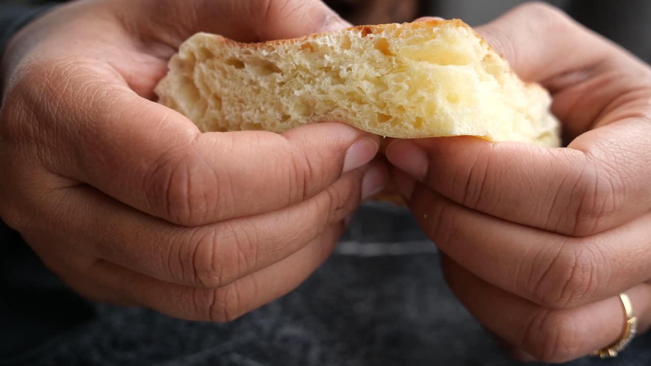 pan recién horneado en la mano