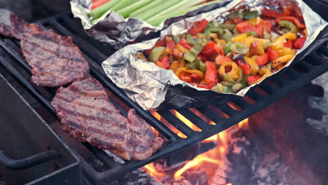 Zartes-Steak-Und-Kräftiges-Gemüse,-Das-über-Dem-Grill-Am-Lagerfeuer-Zubereitet-Wird