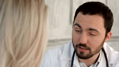el médico le dice malas noticias a su paciente en una pantalla verde, clave de croma