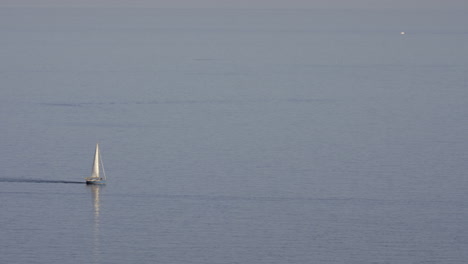 Un-Pequeño-Yate-Azul-En-La-Superficie-Del-Mar