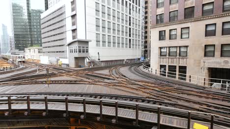 metro elevado en el distrito financiero del bucle de chicago