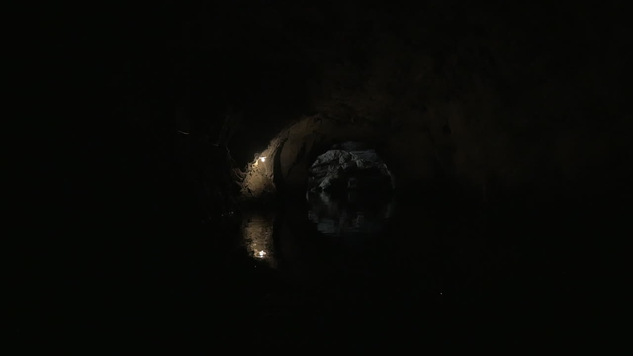 explorando la cueva de piedra caliza en la bahía de ha long, vietnam