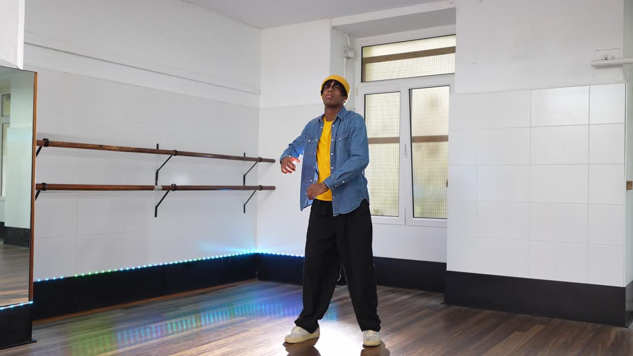 Mann som danser i et dansestudio