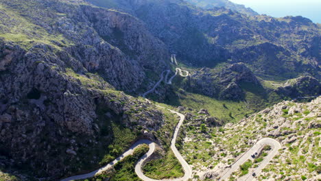 volando por encima de una carretera serpenteante en la serra de tramuntana, mallorca