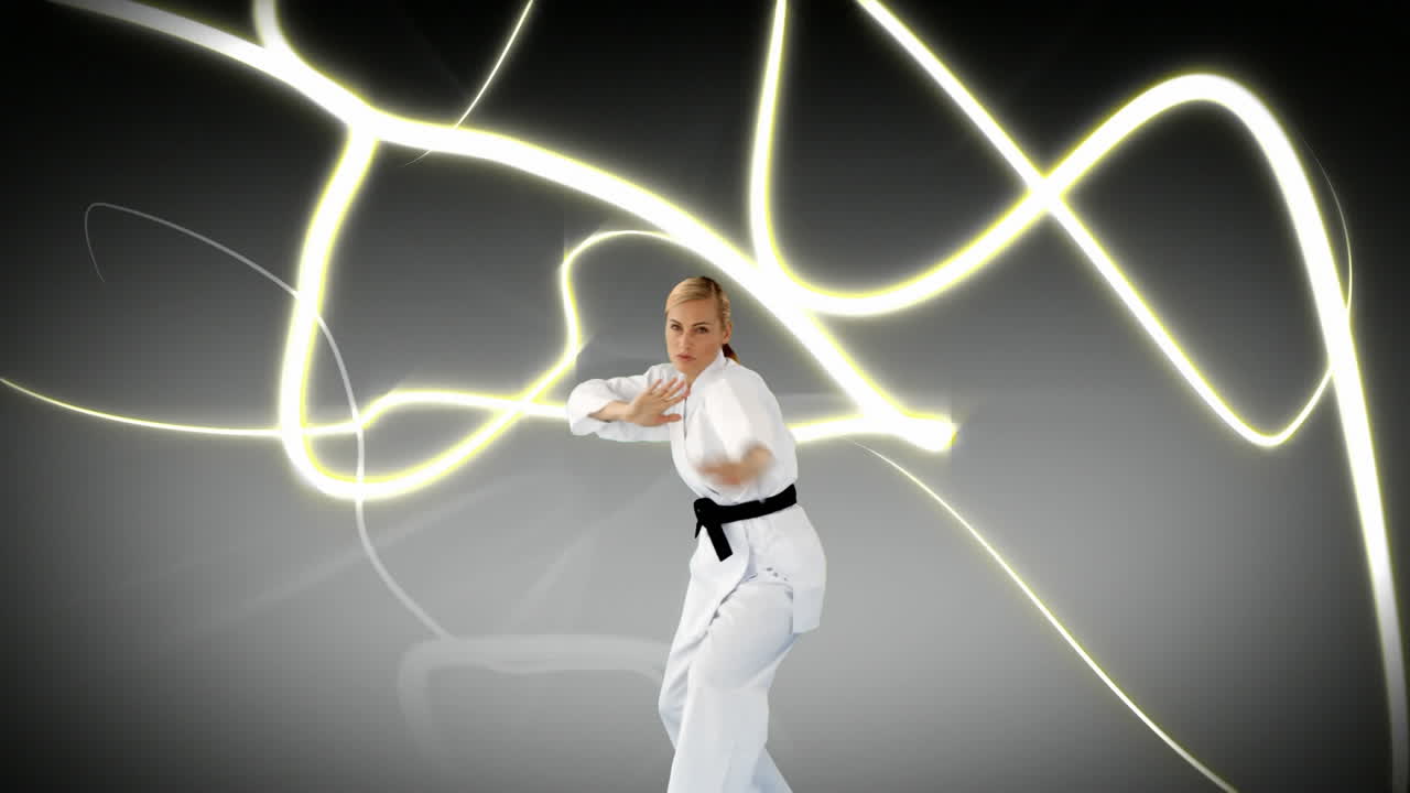 mujer haciendo karate