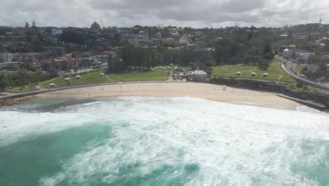 olas del océano en la playa de bronte durante el día soleado de verano - bronte beach park, nsw, australia