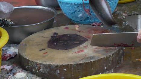 procesamiento corte corte de bagre vivo en el mercado de pescado de tailandia