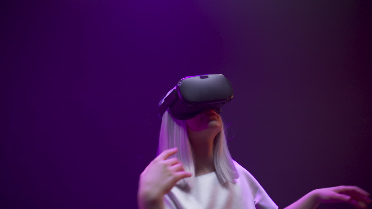 ragazza millenaria che balla in movimento metaverso gioco close-up. giocatore che si diverte simulazione