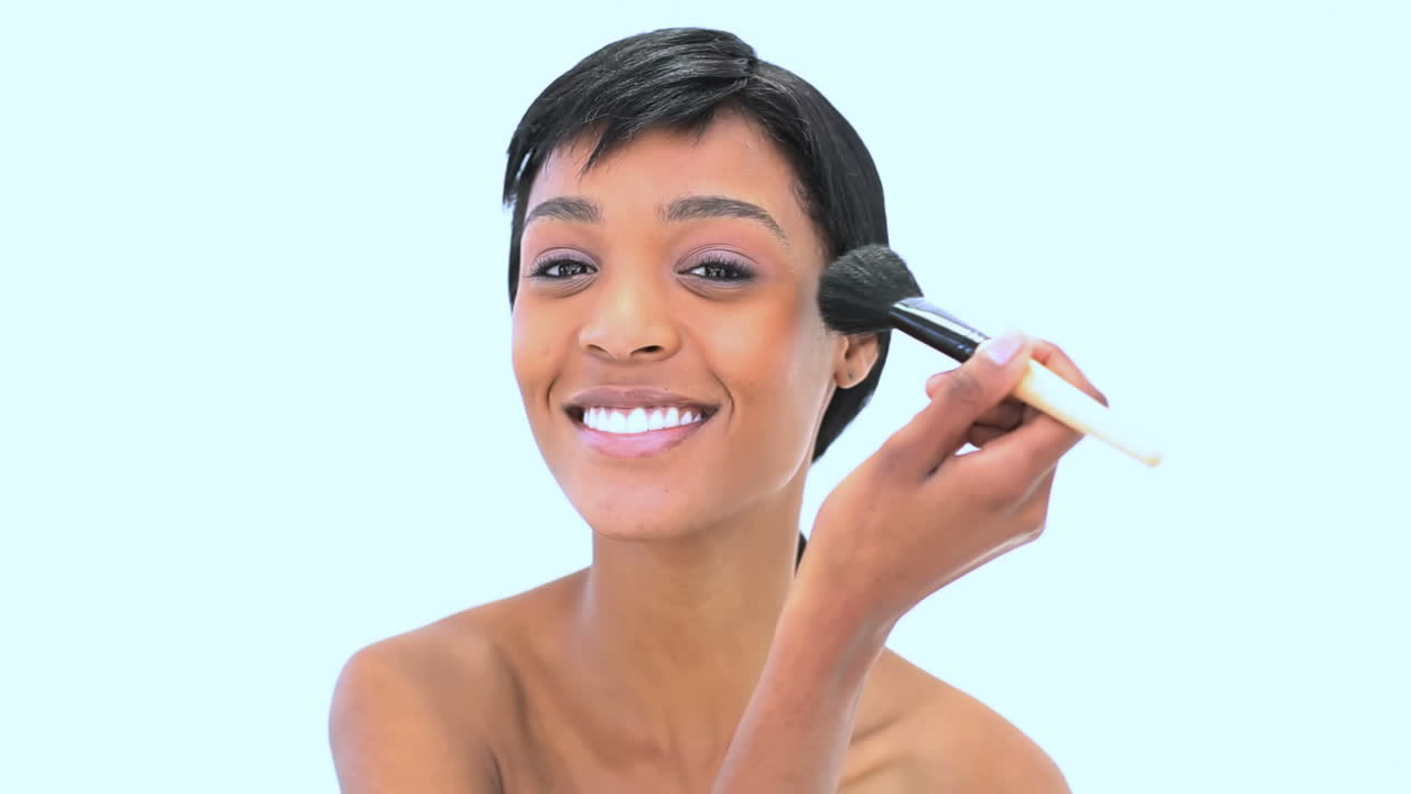 una mujer hermosa maquillándose.