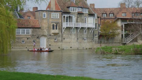 El-Guía-Turístico-En-Barco-Comparte-La-Historia-De-Cambridge,-Inglaterra-Desde-Un-Barco-En-El-Río.