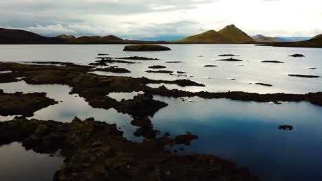 Vista-Aérea-Del-Paisaje-Sobre-Texturas-Naturales-Y-Patrones-Del-Terreno-De-Las-Tierras-Altas-De-Islandia-Y-Estanques-De-Agua