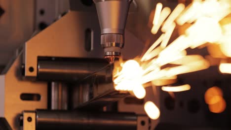 corte con láser y gas de metal, tecnología industrial moderna.