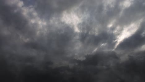 Rayo-En-El-Cielo-Oscuro-Y-Tormenta-De-Nubes
