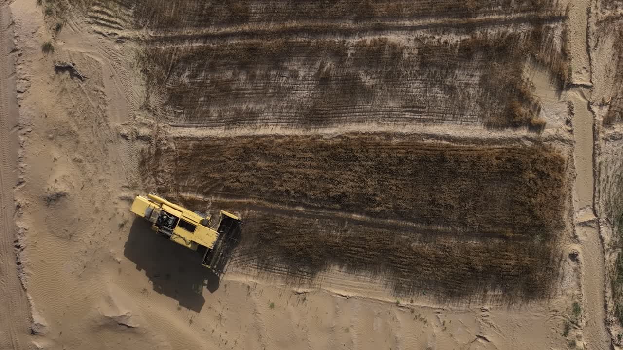 fotografía cenital de una cosechadora de arroz industrial en punjab