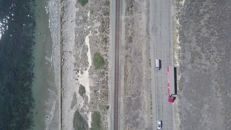 toma aérea de drones del ferrocarril junto al océano