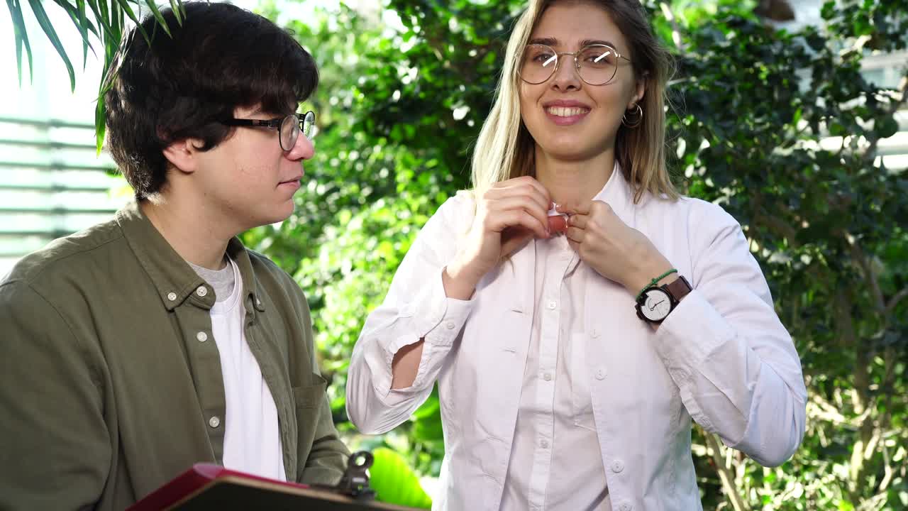 온실 에 있는 친구 들