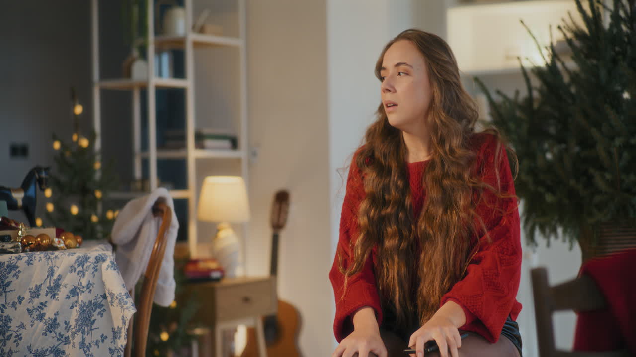 женщина использует смартфон, сидя на стуле