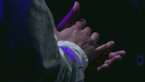 artista flamenco toca palmas en espectáculo de tablao en españa