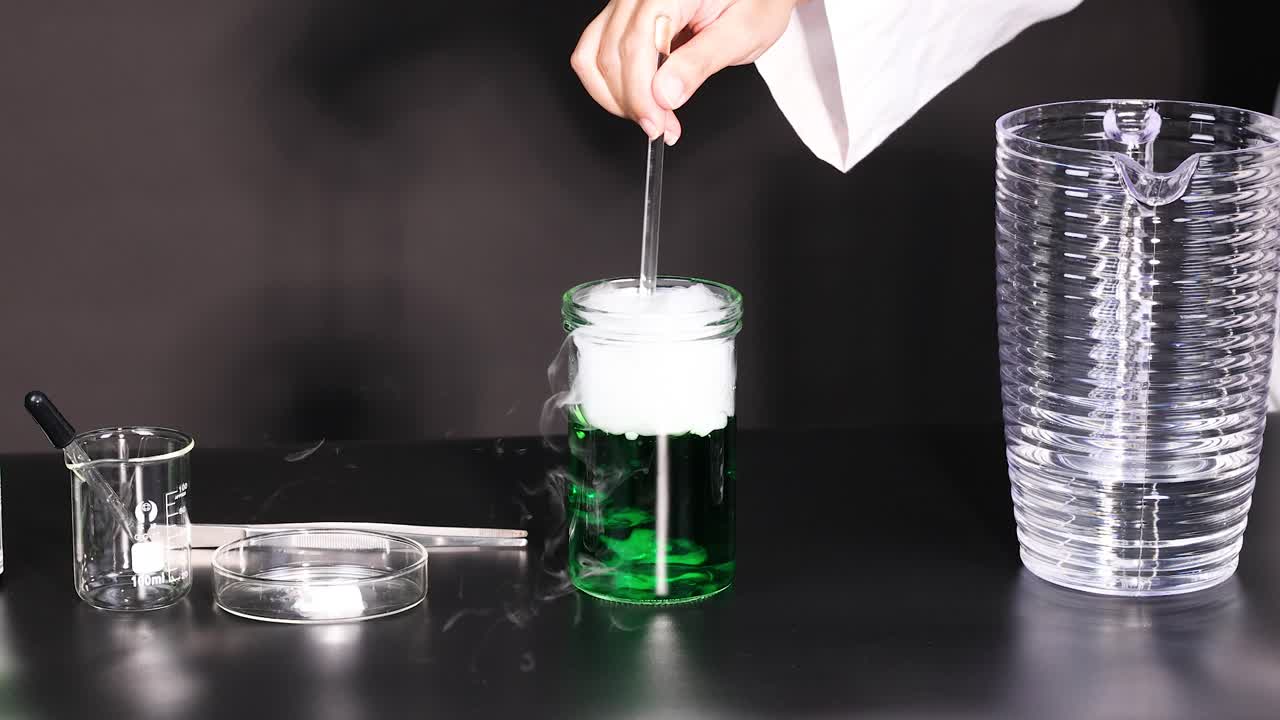 건조 얼음과 녹색 액체 실험