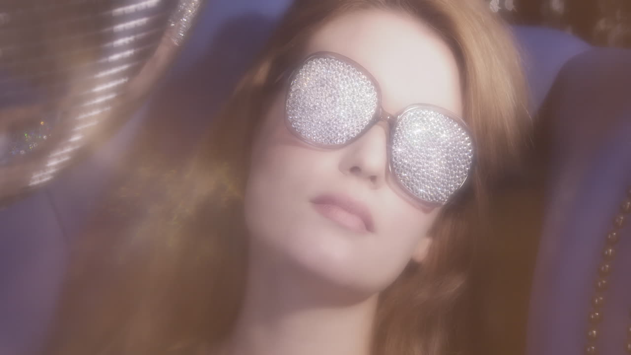 여자 블루 소파 4k 09