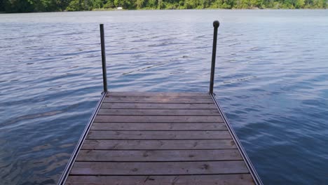 mirando hacia abajo en un muelle en un lago soleado en ontario en verano