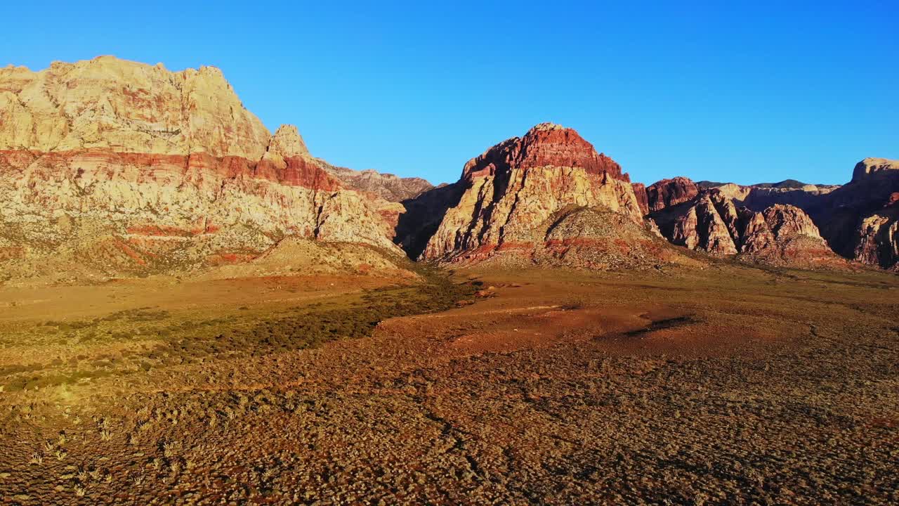 majestuosa montaña en un panorama aéreo en el cañón de red rock en el sur de nevada