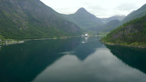 Calm-Push-in-shoot-in-Geiranger-city-and-Dalsnibba-moutain-in-background