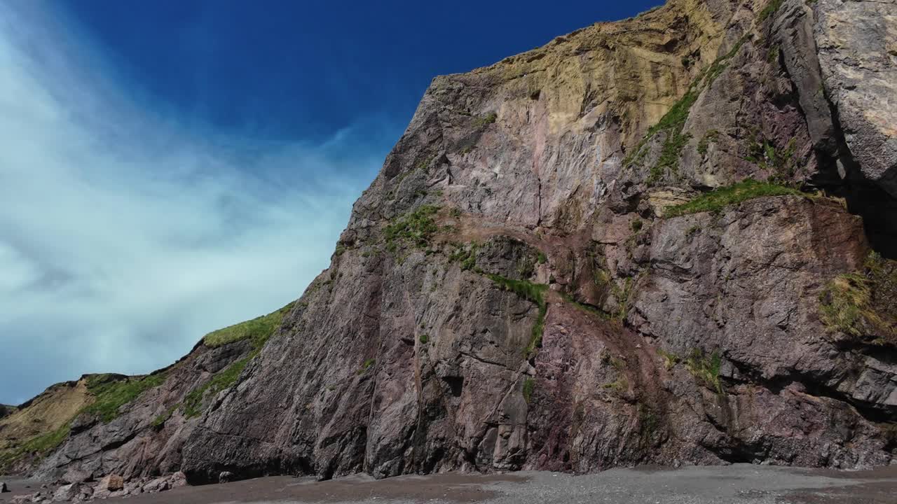 acantilados marinos y caídas de rocas erosión costera en acantilados frágiles ballydwane waterford irlanda