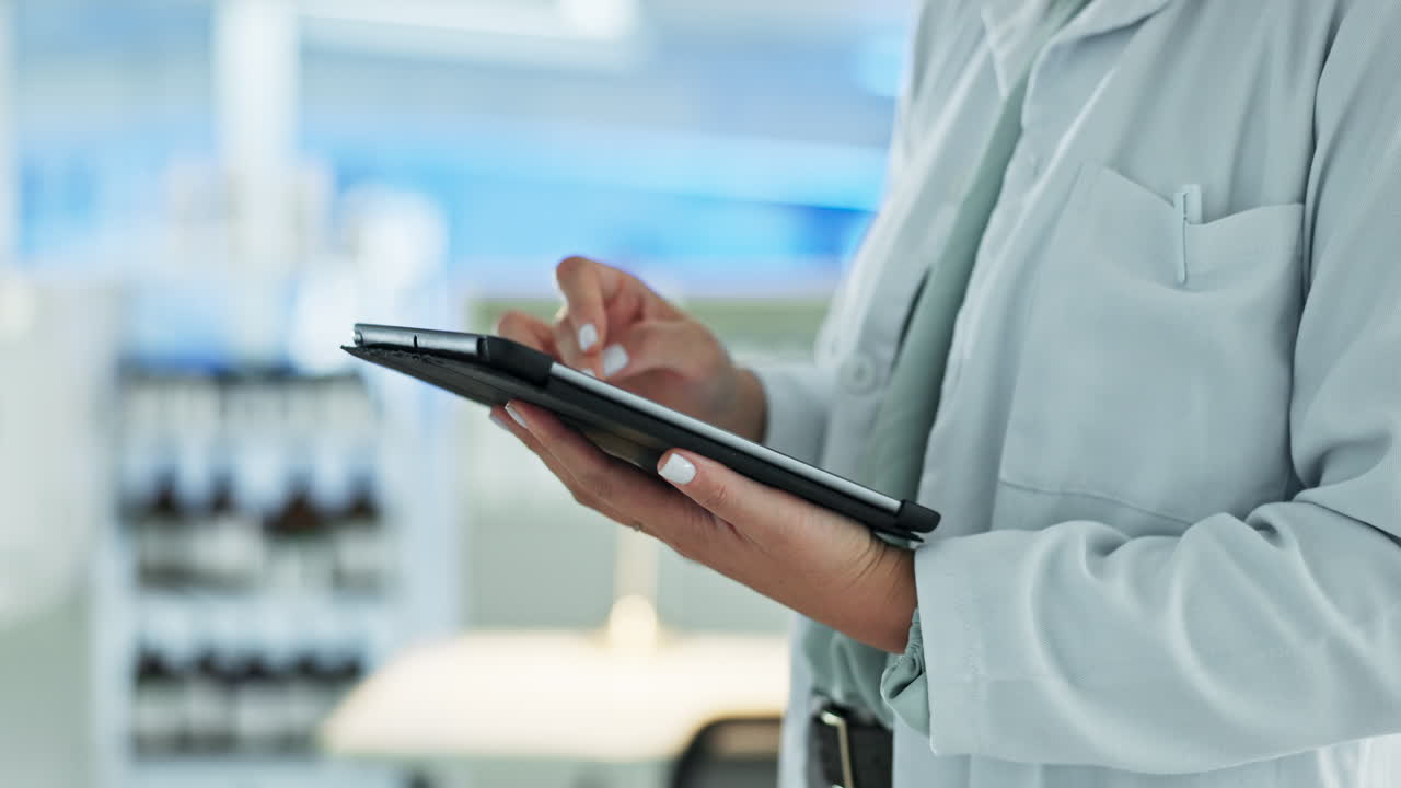 tableta, manos o científico escribiendo en el laboratorio