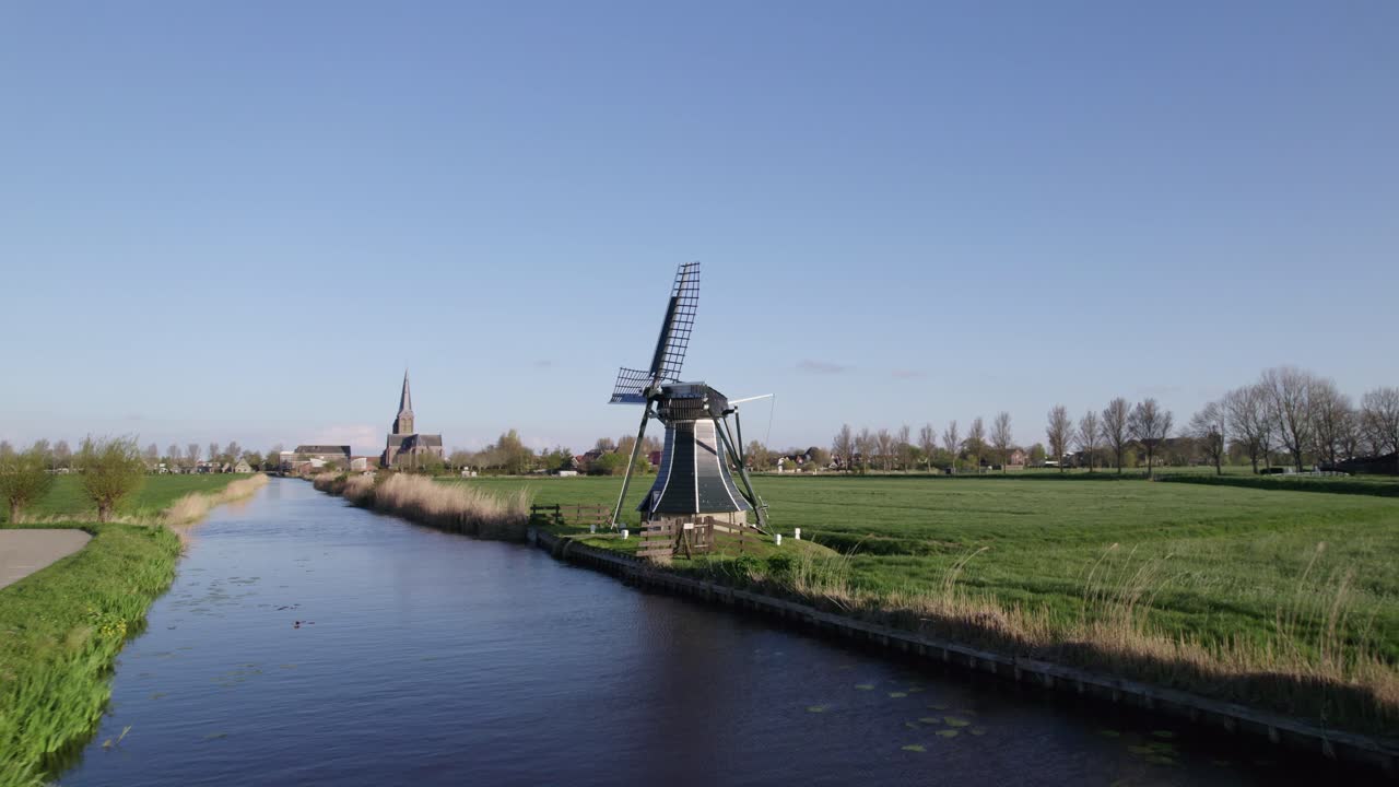 Tradisjonell vindmølle på et naturskjønt jorde, Workum, Nederland