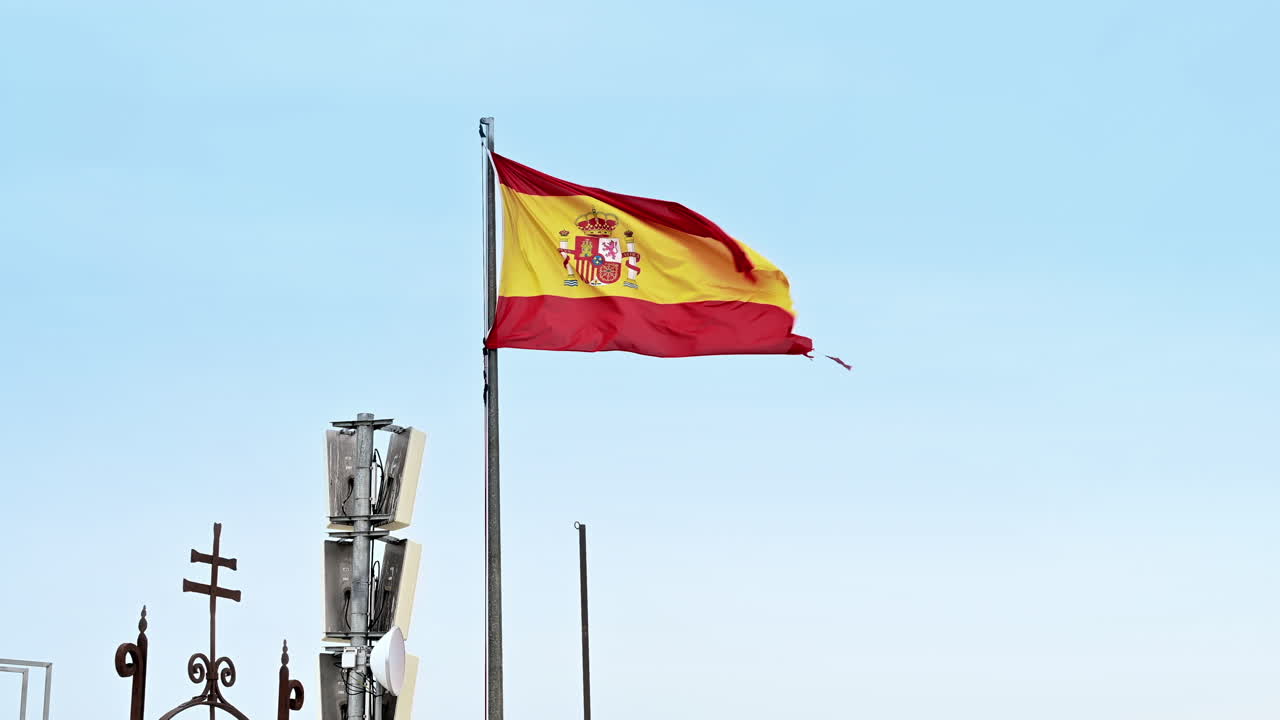 Bandiera spagnola che sventola ad Alicante, Spagna